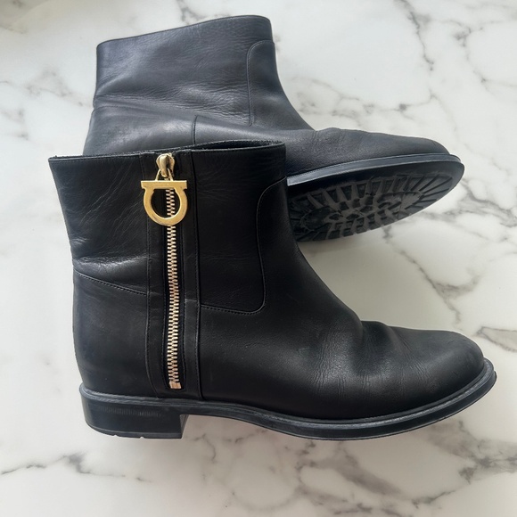 Ferragamo Gancini Black Leather Moto Ankle Boots 38.5 B - Picture 1 of 9